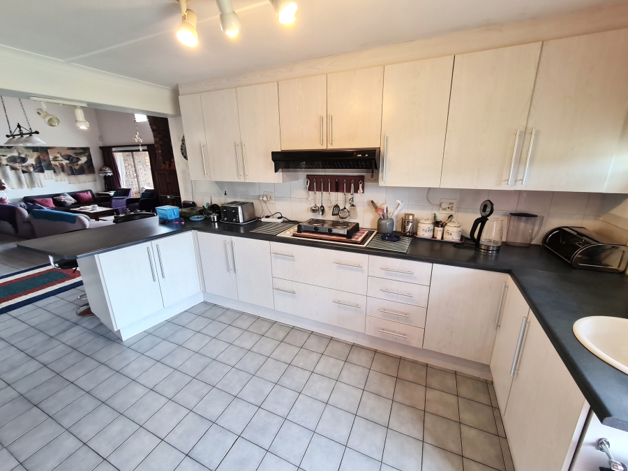 4 Bedroom Property for Sale in Wavecrest Eastern Cape